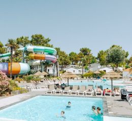 Piscines intérieures et extérieures chauffées aménagées pour petits et grands au camping Tropicana à Saint-Jean-de-Monts en Vendée