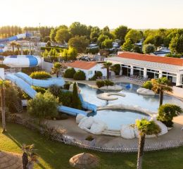 Morning overview of the 1,500 m² water park at Les Places Dorées campsite