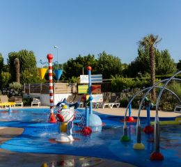 Aqua play area with water games for children at Les Places Dorées campsite in Saint-Jean-de-Monts