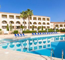 Deuxième piscine extérieure non chauffée devant les logements avec chaises longues à la résidence Sognu di Mare Linguizzetta