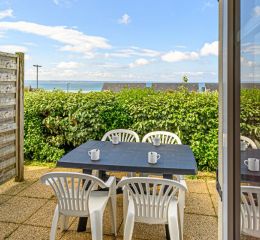 Terrasses avec salon de jardin vue mer aux terrasses de Pentrez