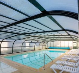 Piscine couverte chauffée au sein des terrasses de Pentrez en Bretagne