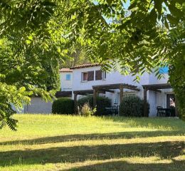 Maisonnettes avec terrasse au Domaine des Cazelles à Cajarc dans le Lot