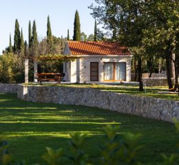 Maisonnette construite en pierre traditionnelle avec terrasse ombragée en  Croatie
