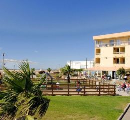 Façade extérieure la résidence Neptune avec accès direct à la plage