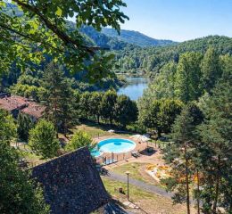 Vue en hauteur de la piscine extérieure chauffée de la résidence Vorey-sur-Arzon avec vue sur la Loire