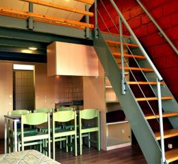 Duplex de la résidence Vorey-sur-Arzon avec espace salle à manger et escalier menant à l’étage