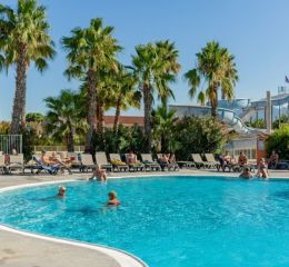 Parc aquatique extérieur de 1000 m² avec toboggan accessible depuis la résidence Antinéa