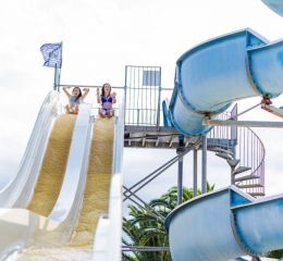 Piscine extérieure avec toboggan à la résidence Antinea