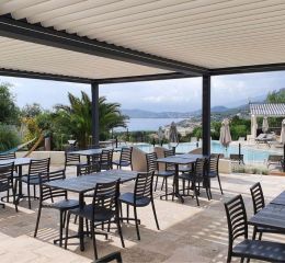 Bel espace restauration avec terrasse accès à la piscine et vue sur la baie de Calcatoggio au camping Lacasa