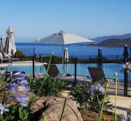 Piscine extérieure avec vue mer depuis le camping Lacasa à Calcatoggio en Corse