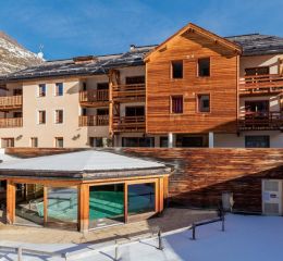 Résidence les Balcons du Viso sous la neige avec piscine intérieure