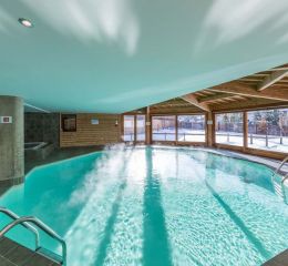 Piscine intérieure chauffée dans la résidence les Balcons du Viso en hiver