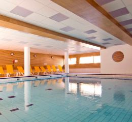 Piscine couverte de la résidence en face le parc des airelles