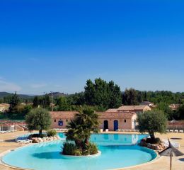 Piscine extérieure avec toboggans deux pistes dans la résidence le clos des oliviers