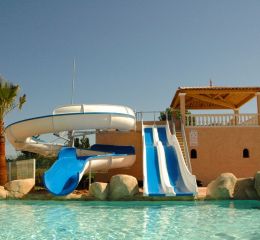 Grande piscine avec toboggans le clos des oliviers