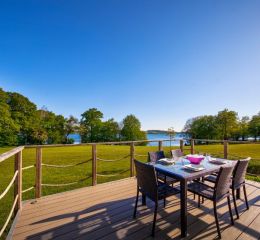 Terrasse des villas aménagée en bord de lac au Domaine Golden Lakes Village