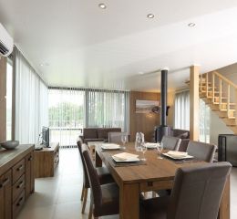 Salon spacieux pour toute la famille avec coin repas et étage au Domaine Golden Lakes Village