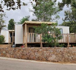 Bermudes mobile home with shaded outdoor terrace at Camping Lacasa in Calcatoggio