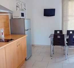 Cuisine ouverte sur le séjour d’un appartement supérieur au sein de la résidence Le Saint Esteve à la Ciotat
