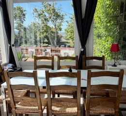 Salle à manger avec vue sur l'extérieur pouvant accueillir des familles nombreuses à la Maison La Folie