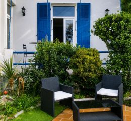 Shared garden and terrace with outdoor furniture at Maison La Folie