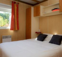 Chambre avec lit double dans le chalet 6 personnes