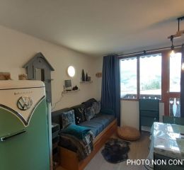 Vue depuis le studio avec une ouverture sur un balcon dans les studios à Valfréjus