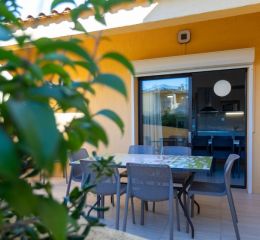 Terrasse avec mobilier de jardin d'un logeemnt pour six à sept personnes