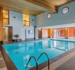 Espace aquatique intérieure avec piscine chauffée à la résidence Les Epinettes à Vaujany