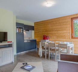 Salon et cuisine fonctionnelle dans les appartements de la résidence Les Epinettes à Vaujany