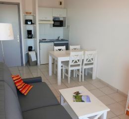 Sejour avec table a manger et cuisine ouverte dans un appartement de la residence neptune