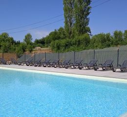 Piscine extérieure chauffée avec transats au domaine de lambon