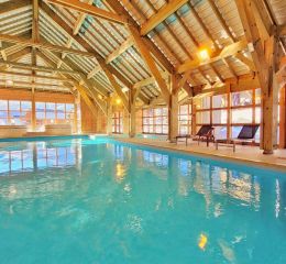 Espace aquatique avec piscine intérieure chauffée à la résidence Les Fermes de Saint Sorlin