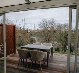 Terrasse d'un logement du hameau de vouvant avec vue sur la Mère et table de jardin