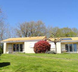 Single-storey holiday cottages in the green surroundings of Le Domaine du Lambon