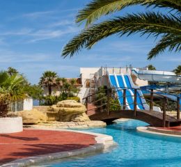 Espace aquatique avec piscine et toboggan triple pistes au village vacances Les Mûriers à Vendres-Plage