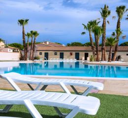 Relaxation area around the swimming pool at Les Tamaris and Les Portes du Soleil residence
