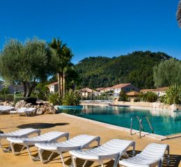 Piscine extérieure avec toboggans deux pistes dans la résidence le clos des oliviers
