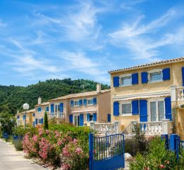 Neighborhood with houses and gardens within Le Clos des Oliviers residence