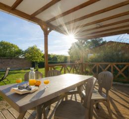 Holiday rental in a 6-person chalet with a private furnished terrace and outdoor garden furniture