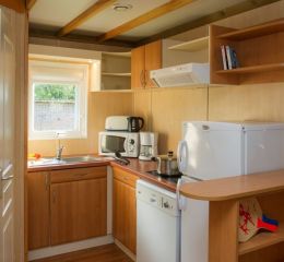Kitchen area opening onto the bunk bed room in the 6-person chalets at La Ferté-Imbault