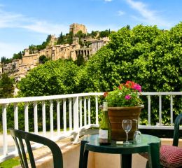 Superbe vue depuis le balcon des logements sur le village classé à la résidence Le Hameau des Sources Montbrun-les-Bains