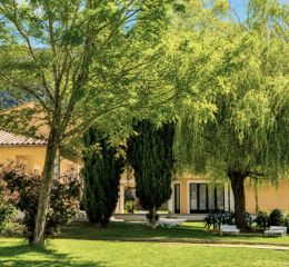 Espace vert dans la résidence Le Hameau des Sources à Montbrun-les-Bains