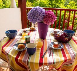 Petit-déjeuner sur la terrasse d'une location de vacances à la résidence Collines Iduki au pays basque