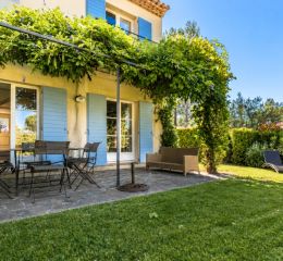 Jardin dans Maison de Hameau à louer dans la résidence avec spa Les Domaines de Sain Endréol avec golf dans le Var à la Motte-en-Provence