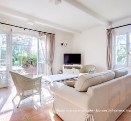 Espace de vie et salon d'une maison de hameau au Domaine de St Endréol dans le Var