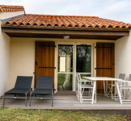 Terrasse avec mobilier de jardin d'un gite pour six personnes au Hameau de Vouvant
