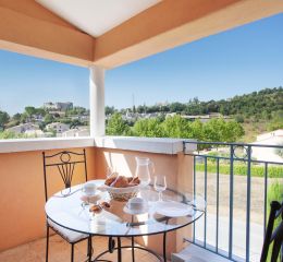 Terrasse dans les Appartements de la résidence La Licorne de Haute-Provence à Gréoux les Bains