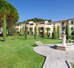 Relaxation area with hot tubs and indoor pool at the La Licorne de Haute-Provence residence in Gréoux-les-Bains.